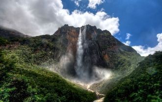 Воды водопада Анхель спадают с вершины с