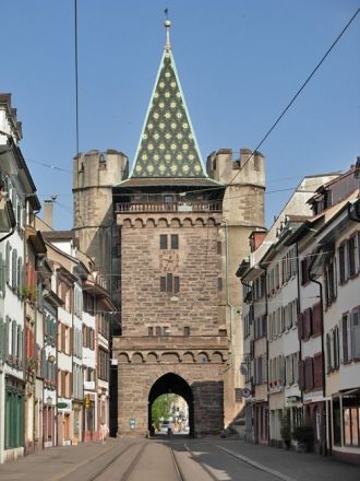 Вид на ворота Шпалетор в Базеле с внутре