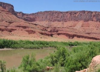 Река Колорадо нанесена на карты двух гос