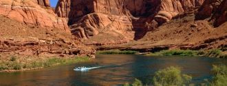 Туристов же река Колорадо в первую очере