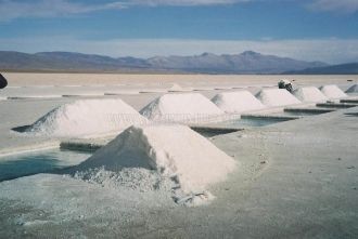 Повсеместно возвышающиеся холмы соли мог