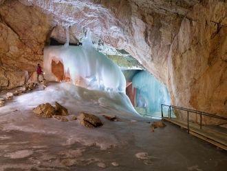 Айсризенвельт — это пещера-лабиринт.