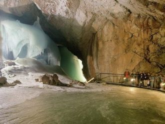 Первые экскурсии в пещеру были проведены