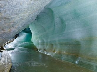 Айсризенвельт является крупнейшей ледяно