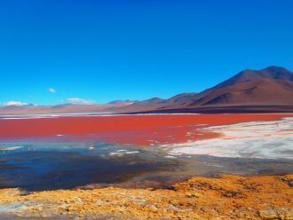 Насыщенный красный цвет водам озера прид