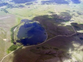 Озеро имеет тектоническое происхождение,