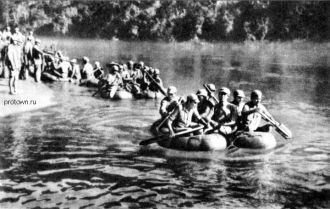 Китайские войска форсируют реку Салуин. 
