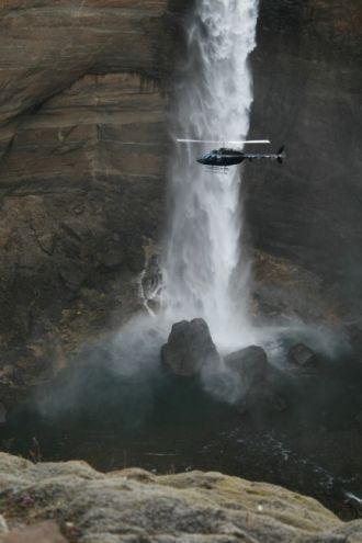 Пролетающий вертолет возде водопада Хауи