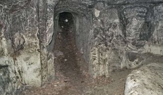 Изначально пещера имела три входа, но дв