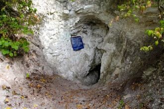 При входе в основной рукав пещеры, длина