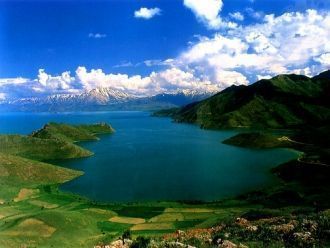 Горы защищают озеро от холодных потоков 