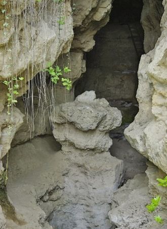 В пещере обнаружились обнесенные камнем 