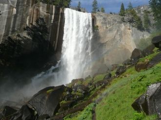 Водопад Невада находится у западной окон