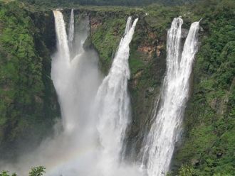 Водопад Герсоппа расположен на реке Шара