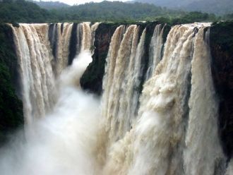 Звание самого большого водопада Индии по