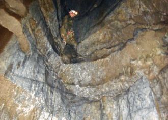 Входной колодец пещеры Кёк-Таш открыт в 