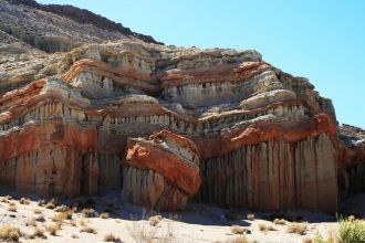 Скалы каньона растянулись на многие кило