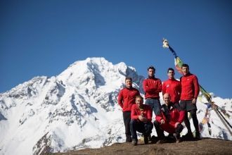 Команда французских альпинистов у восьми