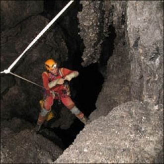 В 1981 году глубина пещеры - 1455 м.
