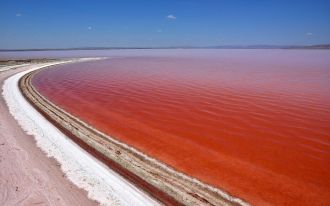 Солёное озеро Туз – второе по величине о