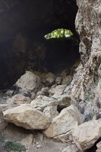 Это естественная пещера, вытянутая вдоль