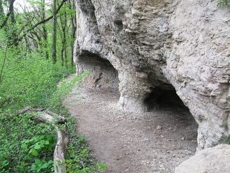 Длина пещеры – 27 метров, ширина – два с