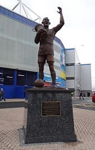 Статуя Фреда Кинора возле стадиона.