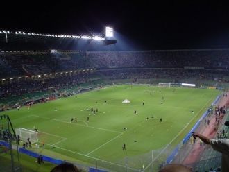 Вид на ночной стадион Ренцо Барбера.