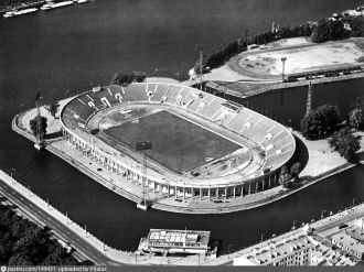 В 1933 году на стадионе состоялась перва