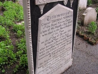 Надгробие могилы лейтенанта Томаса Норма