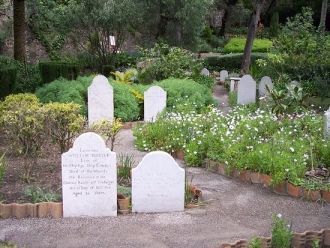 На кладбище похоронены всего 2 участника
