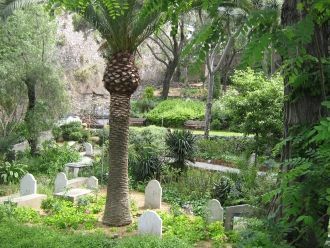 Более ранние надгробия от кладбища Свято