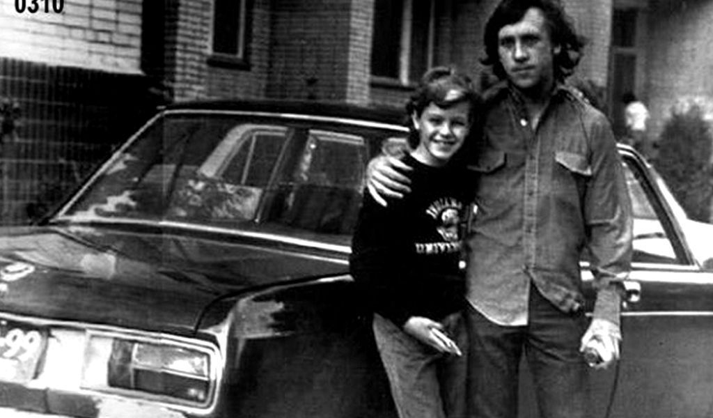 Владимир Высоцкий с сыном Марины Влади Володей во дворе своего дома у BMW-2500, 1975 год