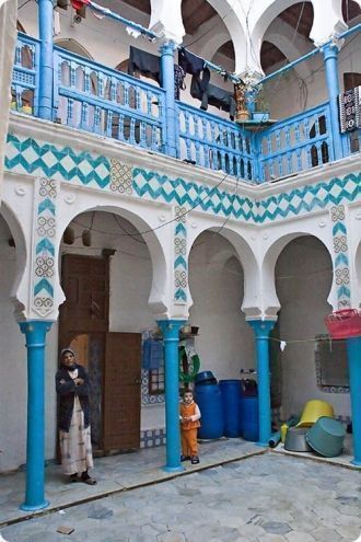 Алжирские арабы живут крупными общинами 