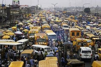 Рынок в Лагосе. Жители и туристы.