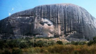 Гранитный монолит Zuma Rock в Абуджа.
