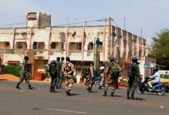 Военные на улицах Бамако.