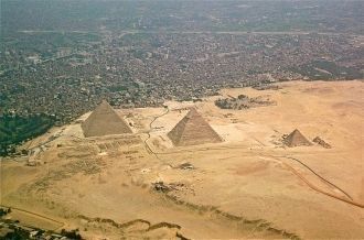 Вид на город Гизу и пирамиды с высоты.
