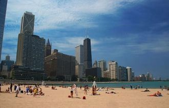 Пляж и городской пейзаж Чикаго