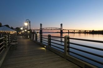 Ночная жизнь города Уилмингтона.