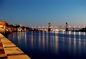 Ночная жизнь города Уилмингтона.