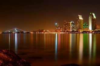 Сан-Диего ночью с острова Коронадо, штат