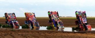 Четыре кадиллака на ранчо Cadillac в Ама