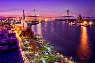 Мост в городе Саванне ночью, который сое