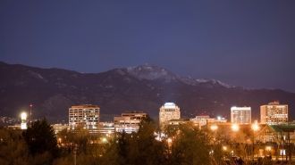 Ночные улицы Колорадо-Спрингс.