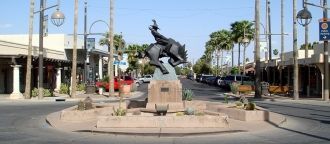 Квартал художников и скульптура скачущег