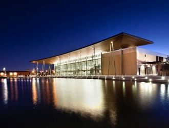 Город Бомонт ночью.