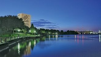 Город Бомонт ночью.