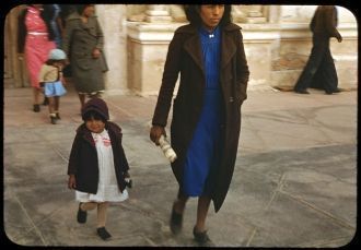 Люди выходят из церкви после окончания с