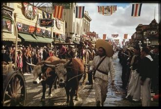 Люди выходят из церкви после окончания с